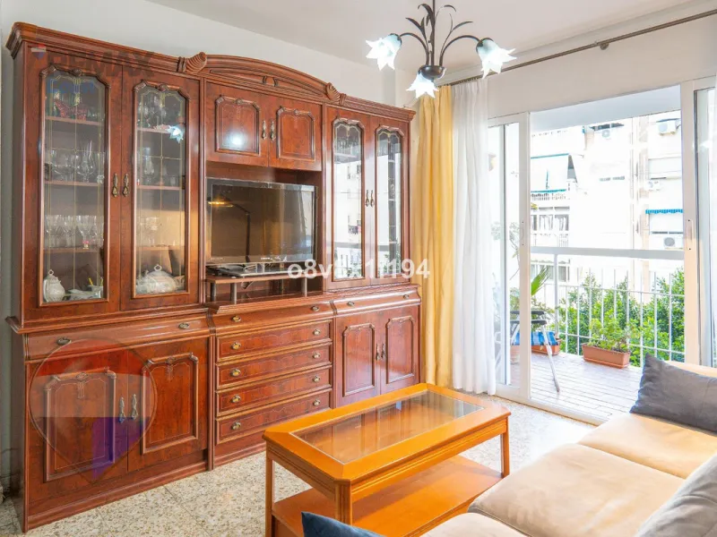 We present an exceptional opportunity to acquire an apartment in the highly sought-after area of Princesa Huelin, just 680 meters from the beach.