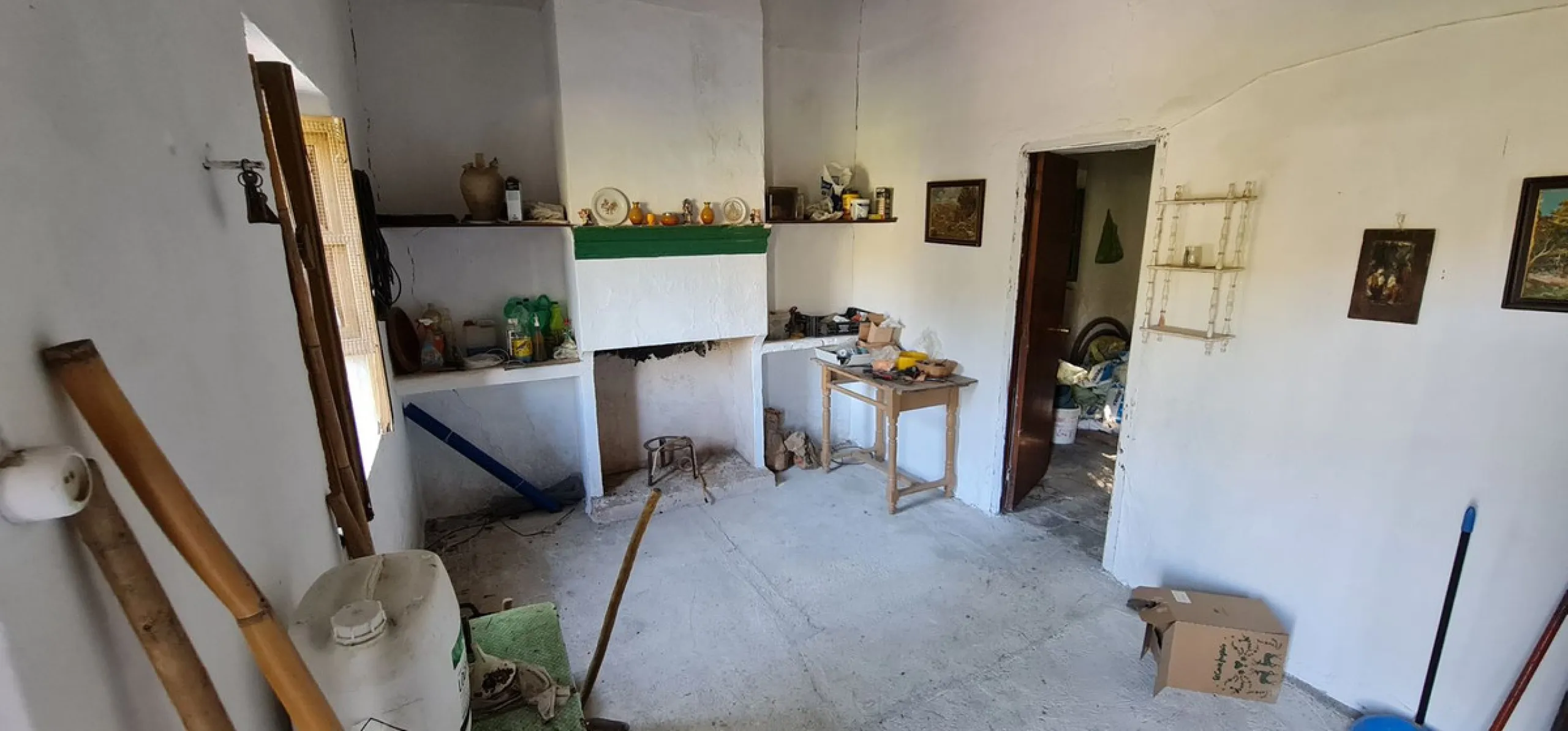 Great opportunity to purchase a total of more than 22.000m2 of land in the area of Tolox, offering different fruit trees, avocado trees and olive trees. There are two plots next to eachother which are to be sold, one plot has a small farm house and has a 