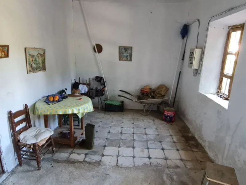 Great opportunity to purchase a total of more than 22.000m2 of land in the area of Tolox, offering different fruit trees, avocado trees and olive trees. There are two plots next to eachother which are to be sold, one plot has a small farm house and has a 