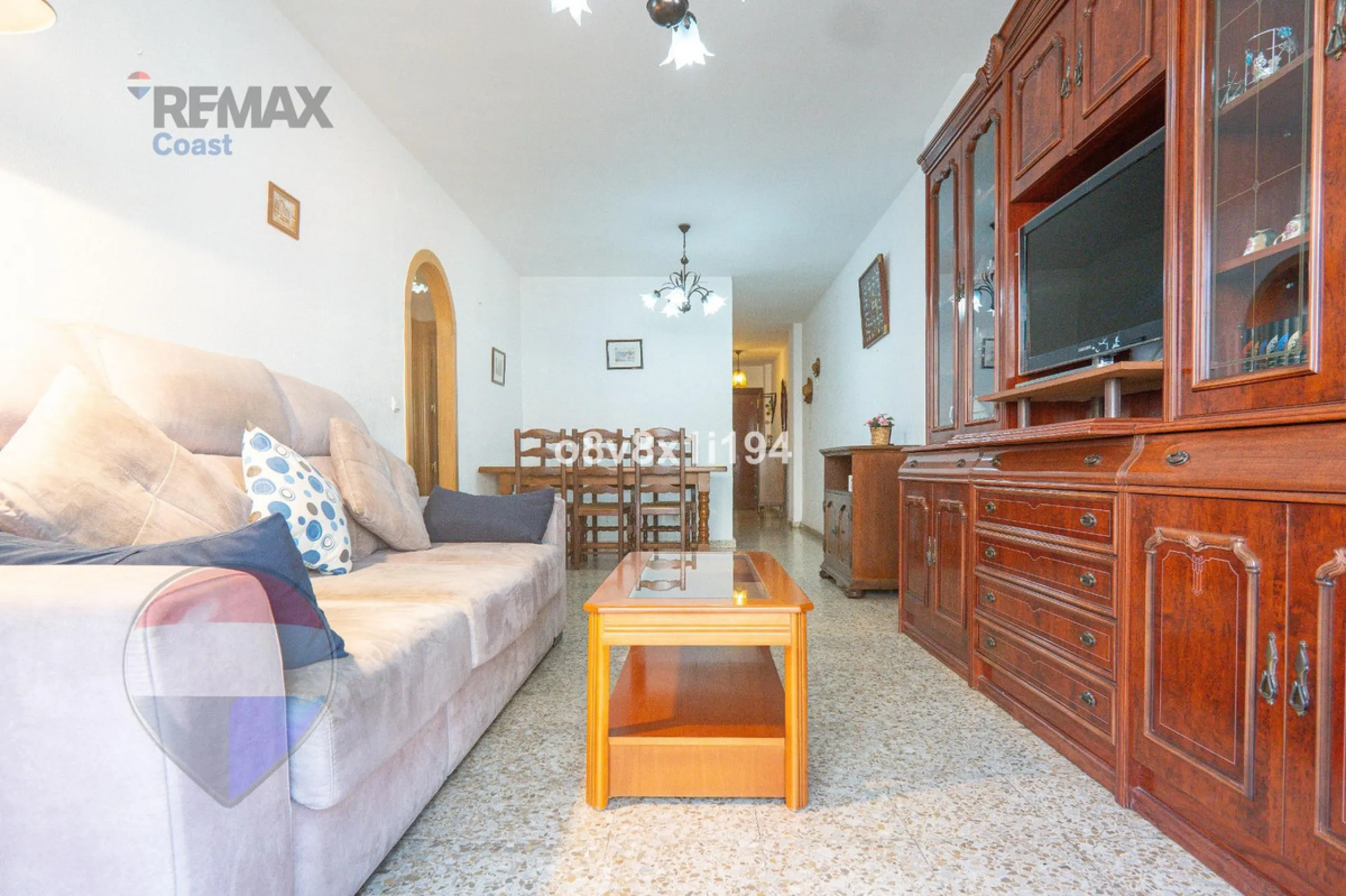 We present an exceptional opportunity to acquire an apartment in the highly sought-after area of Princesa Huelin, just 680 meters from the beach.