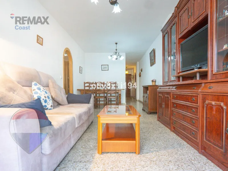 We present an exceptional opportunity to acquire an apartment in the highly sought-after area of Princesa Huelin, just 680 meters from the beach.