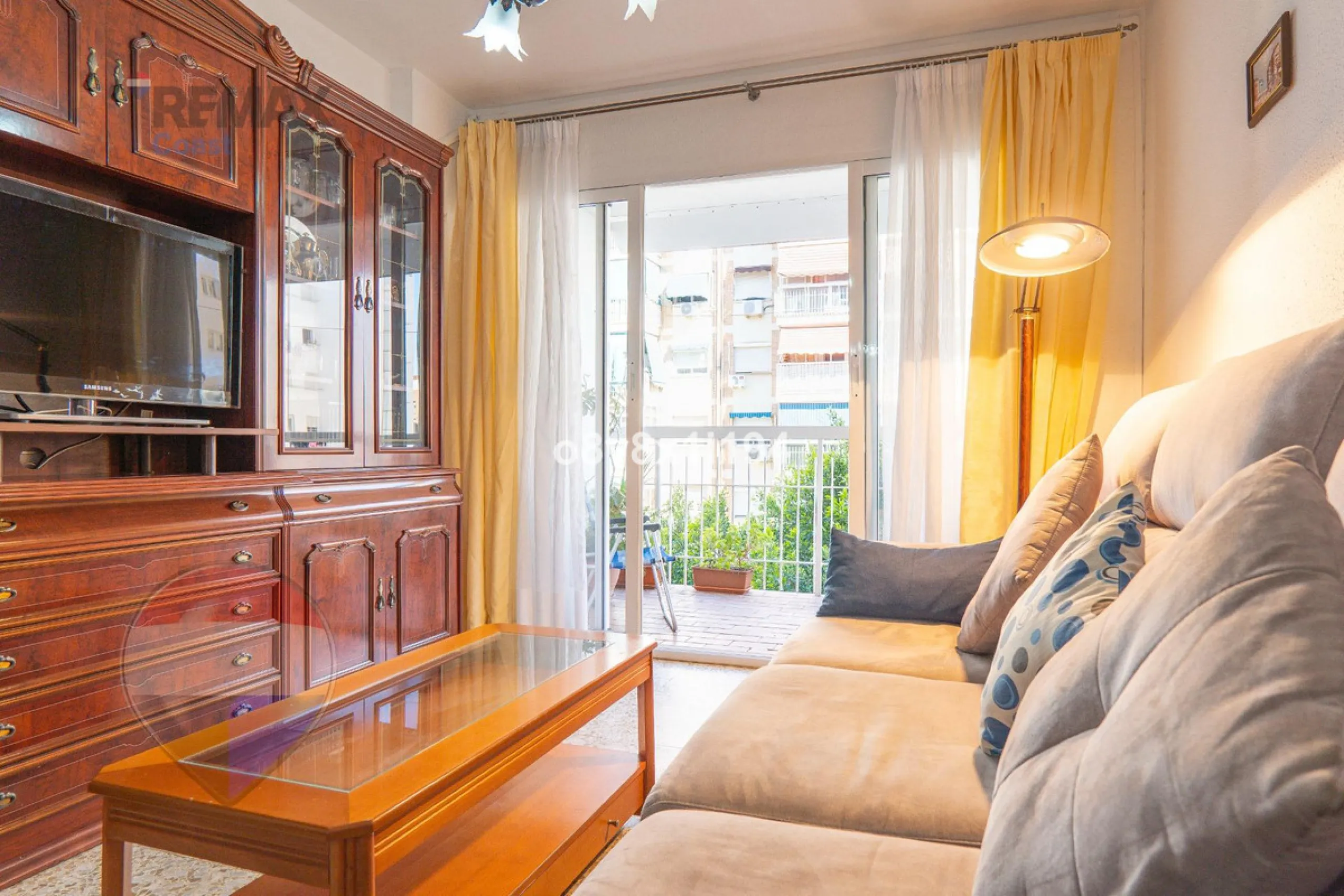 We present an exceptional opportunity to acquire an apartment in the highly sought-after area of Princesa Huelin, just 680 meters from the beach.