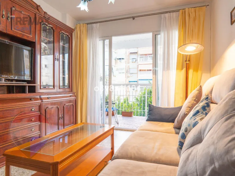 We present an exceptional opportunity to acquire an apartment in the highly sought-after area of Princesa Huelin, just 680 meters from the beach.