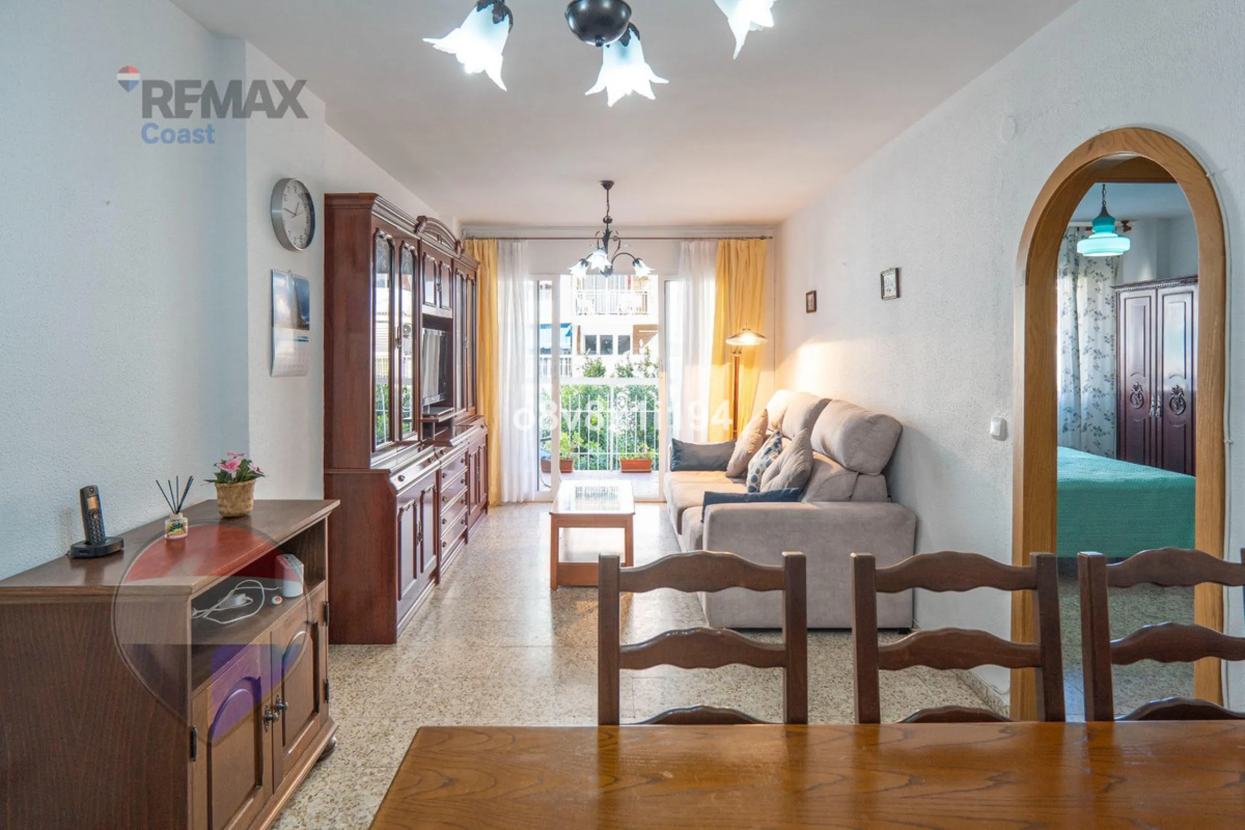 We present an exceptional opportunity to acquire an apartment in the highly sought-after area of Princesa Huelin, just 680 meters from the beach.