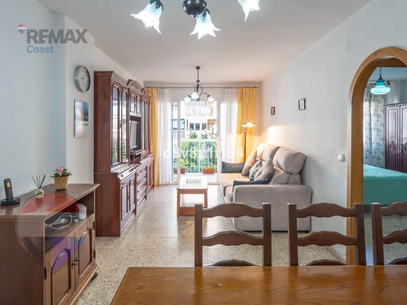 We present an exceptional opportunity to acquire an apartment in the highly sought-after area of Princesa Huelin, just 680 meters from the beach.