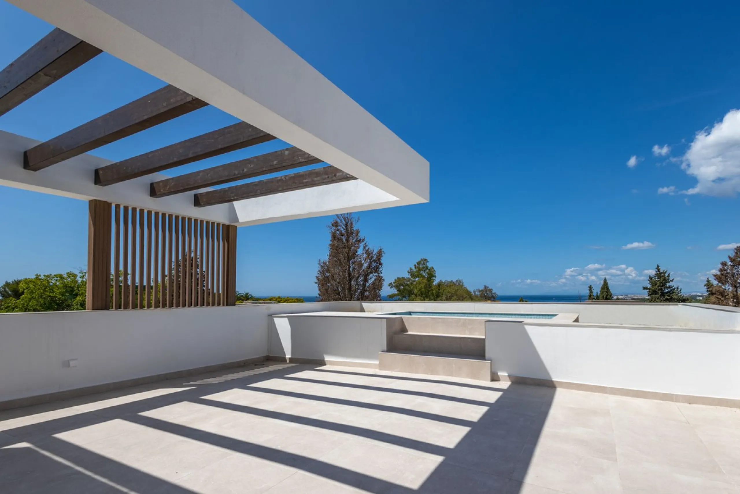 La Fuente is an amazing development of modern villas which is offered as the only option for those that wish to live in the heart of the city, but with the peace and security of a luxury complex. Only 15 Mediterranean villas at the heart of the Golden Mil