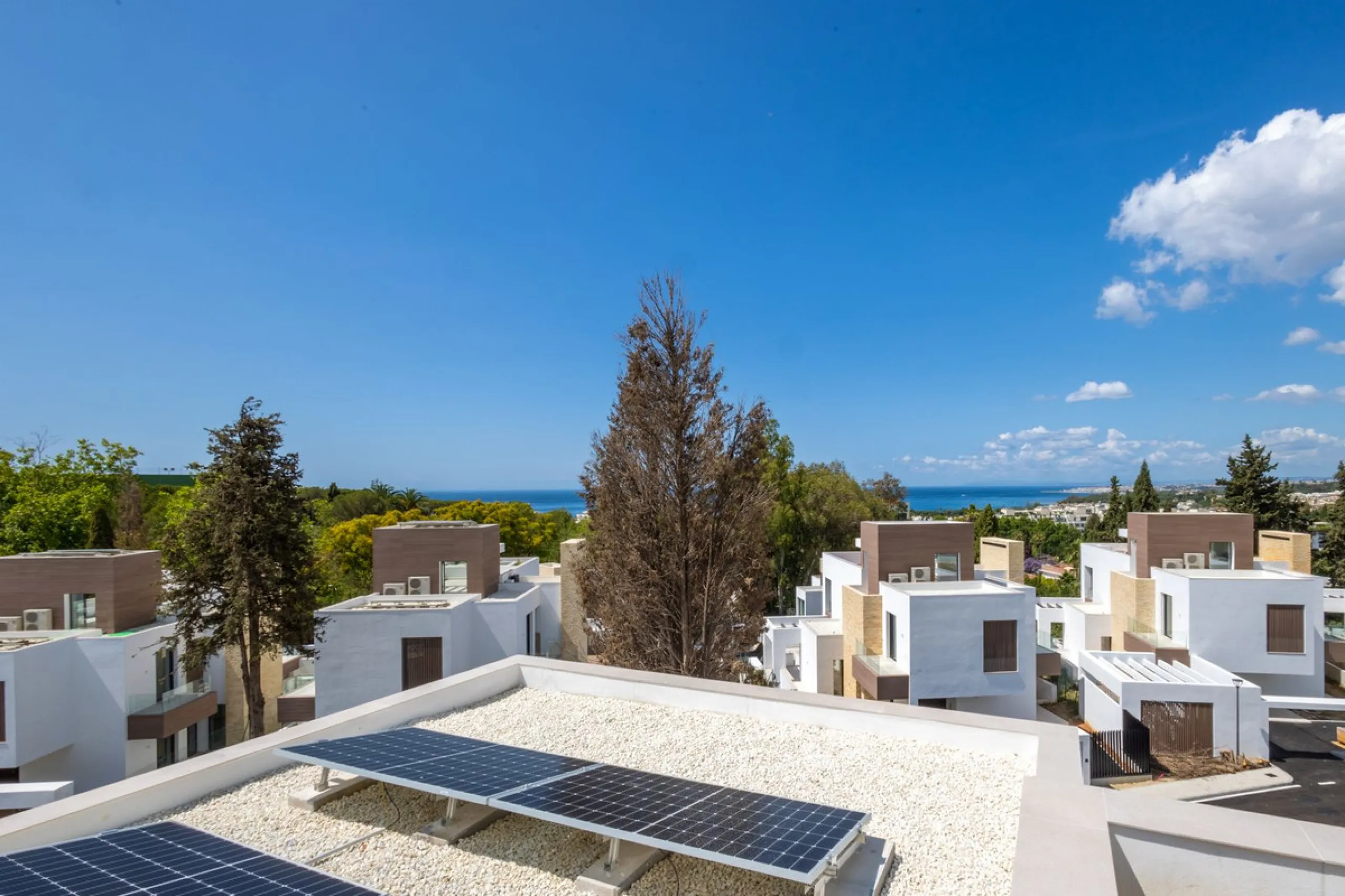 La Fuente is an amazing development of modern villas which is offered as the only option for those that wish to live in the heart of the city, but with the peace and security of a luxury complex. Only 15 Mediterranean villas at the heart of the Golden Mil