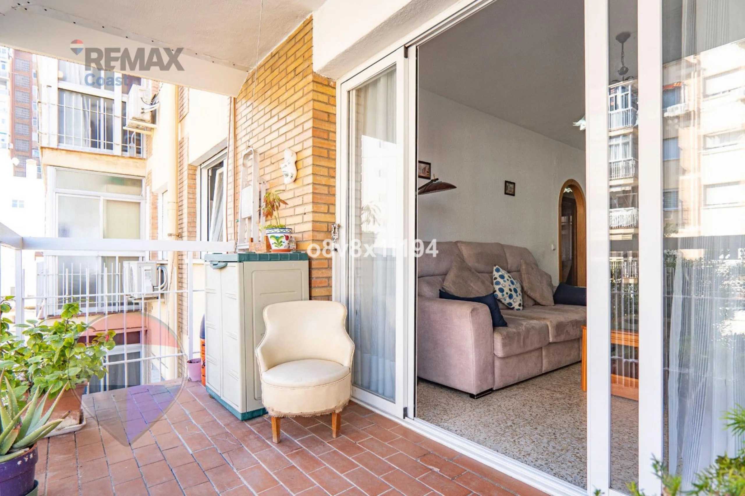 We present an exceptional opportunity to acquire an apartment in the highly sought-after area of Princesa Huelin, just 680 meters from the beach.