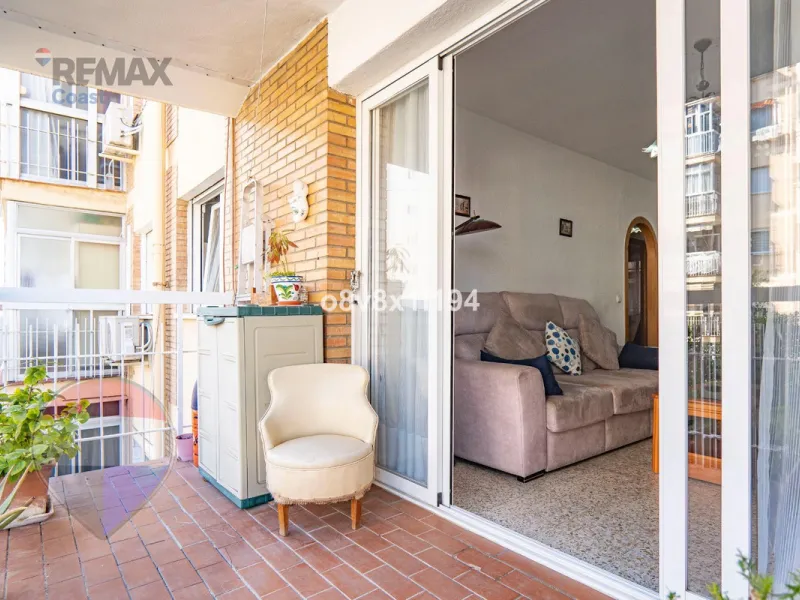 We present an exceptional opportunity to acquire an apartment in the highly sought-after area of Princesa Huelin, just 680 meters from the beach.
