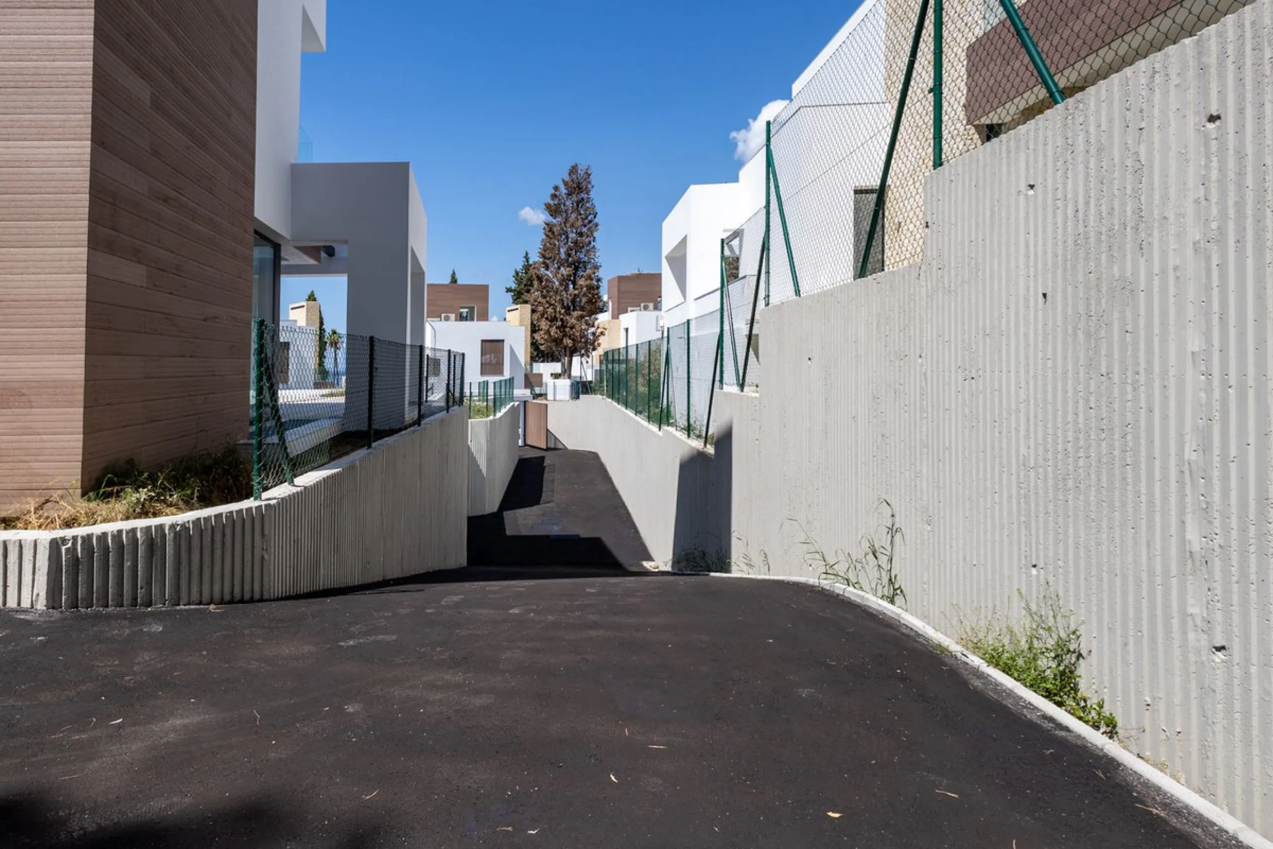 La Fuente is an amazing development of modern villas which is offered as the only option for those that wish to live in the heart of the city, but with the peace and security of a luxury complex. Only 15 Mediterranean villas at the heart of the Golden Mil