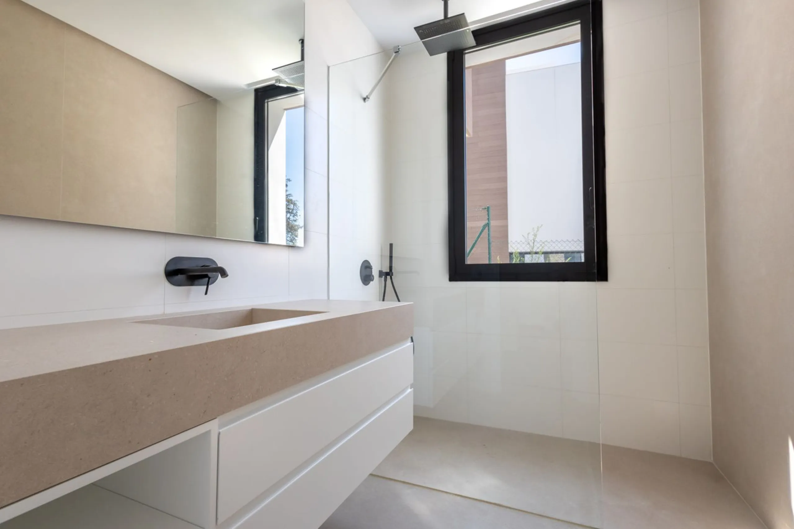 La Fuente is an amazing development of modern villas which is offered as the only option for those that wish to live in the heart of the city, but with the peace and security of a luxury complex. Only 15 Mediterranean villas at the heart of the Golden Mil