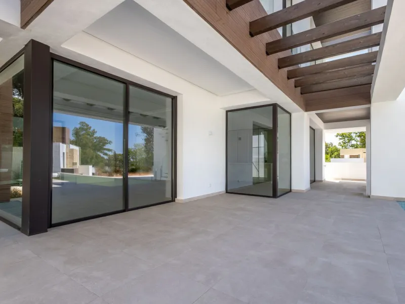 La Fuente is an amazing development of modern villas which is offered as the only option for those that wish to live in the heart of the city, but with the peace and security of a luxury complex. Only 15 Mediterranean villas at the heart of the Golden Mil