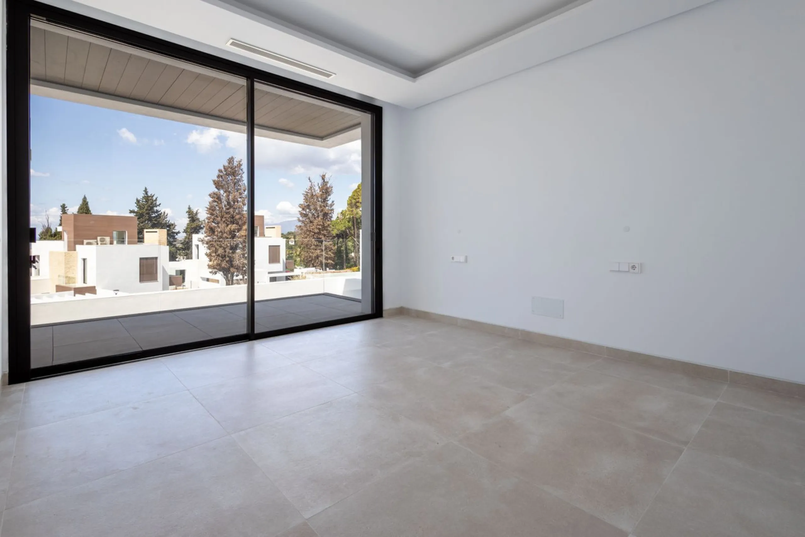 La Fuente is an amazing development of modern villas which is offered as the only option for those that wish to live in the heart of the city, but with the peace and security of a luxury complex. Only 15 Mediterranean villas at the heart of the Golden Mil