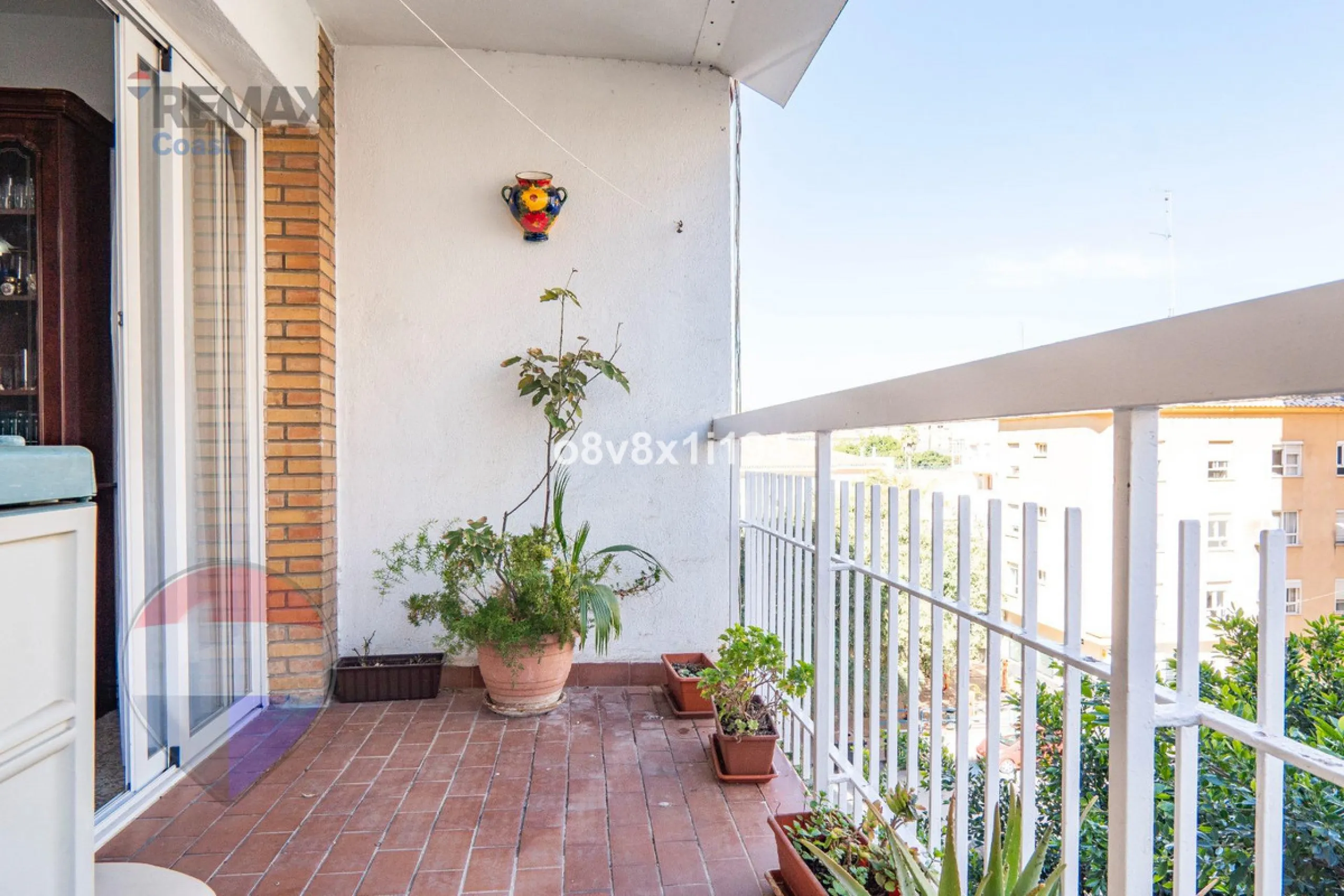 We present an exceptional opportunity to acquire an apartment in the highly sought-after area of Princesa Huelin, just 680 meters from the beach.