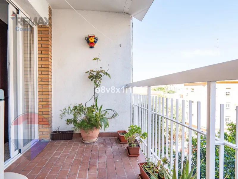 We present an exceptional opportunity to acquire an apartment in the highly sought-after area of Princesa Huelin, just 680 meters from the beach.