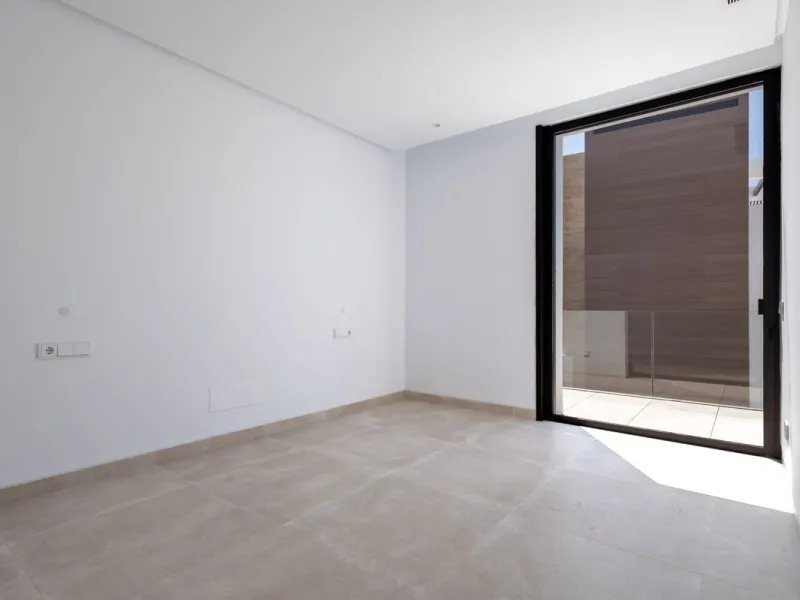 La Fuente is an amazing development of modern villas which is offered as the only option for those that wish to live in the heart of the city, but with the peace and security of a luxury complex. Only 15 Mediterranean villas at the heart of the Golden Mil
