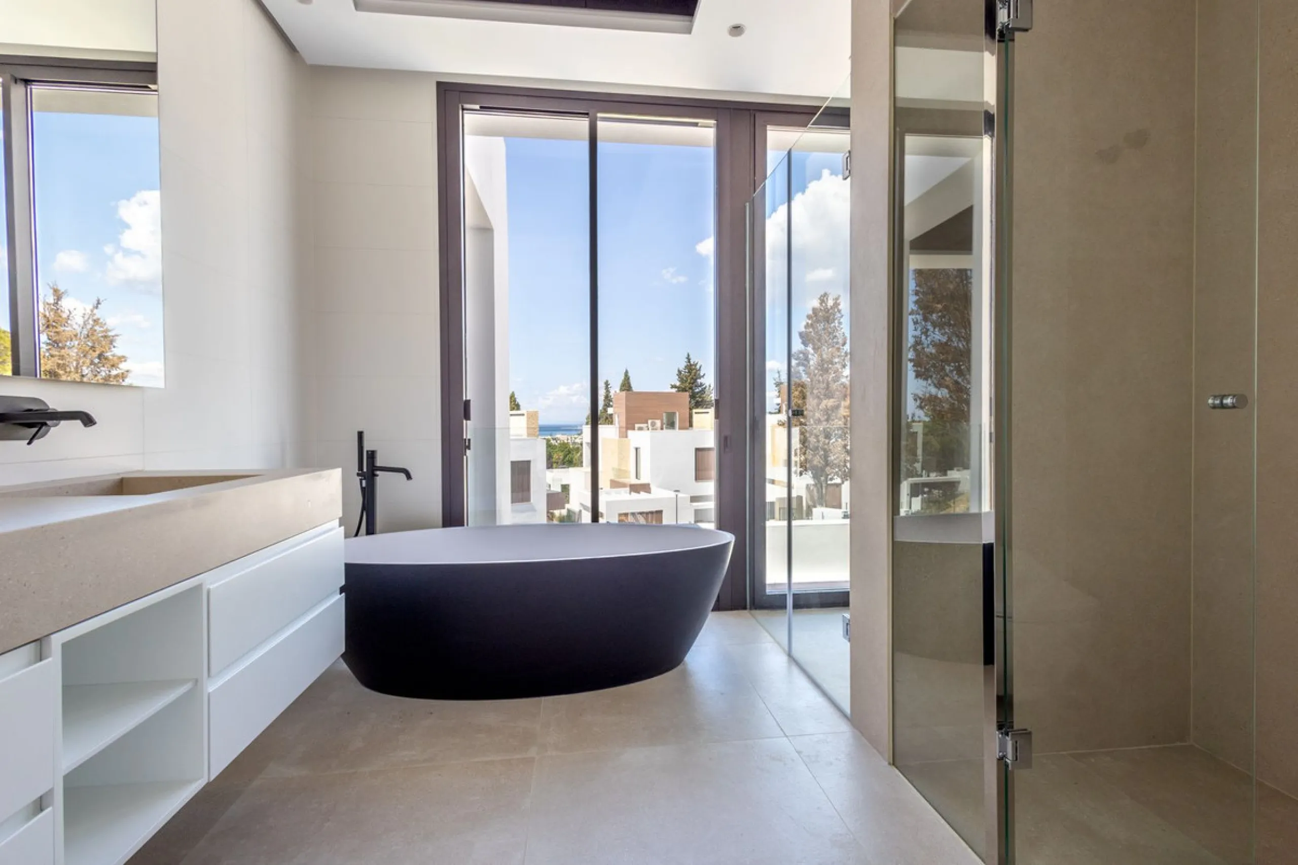 La Fuente is an amazing development of modern villas which is offered as the only option for those that wish to live in the heart of the city, but with the peace and security of a luxury complex. Only 15 Mediterranean villas at the heart of the Golden Mil