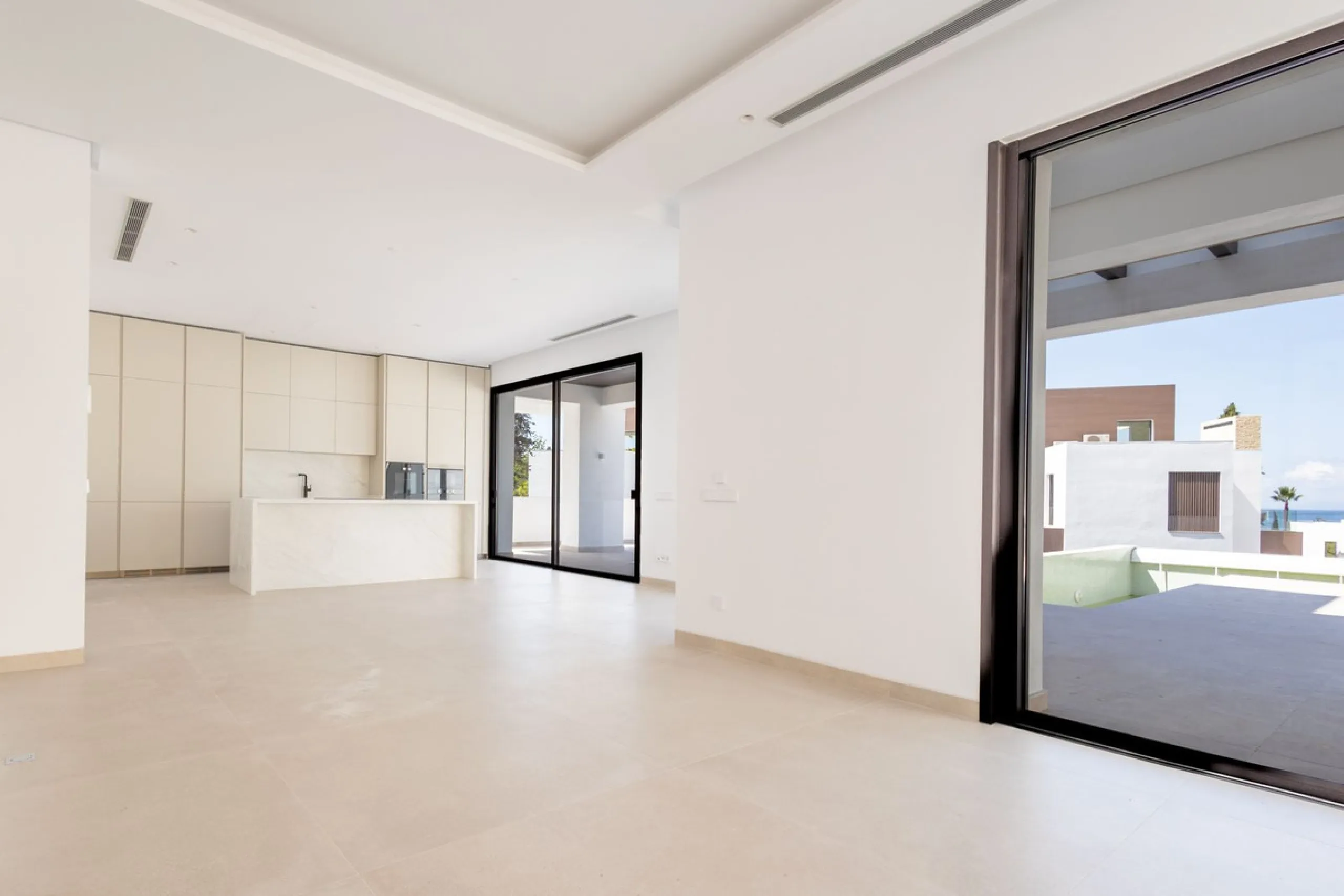 La Fuente is an amazing development of modern villas which is offered as the only option for those that wish to live in the heart of the city, but with the peace and security of a luxury complex. Only 15 Mediterranean villas at the heart of the Golden Mil