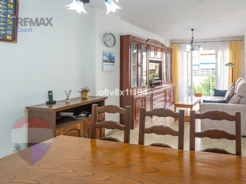 We present an exceptional opportunity to acquire an apartment in the highly sought-after area of Princesa Huelin, just 680 meters from the beach.