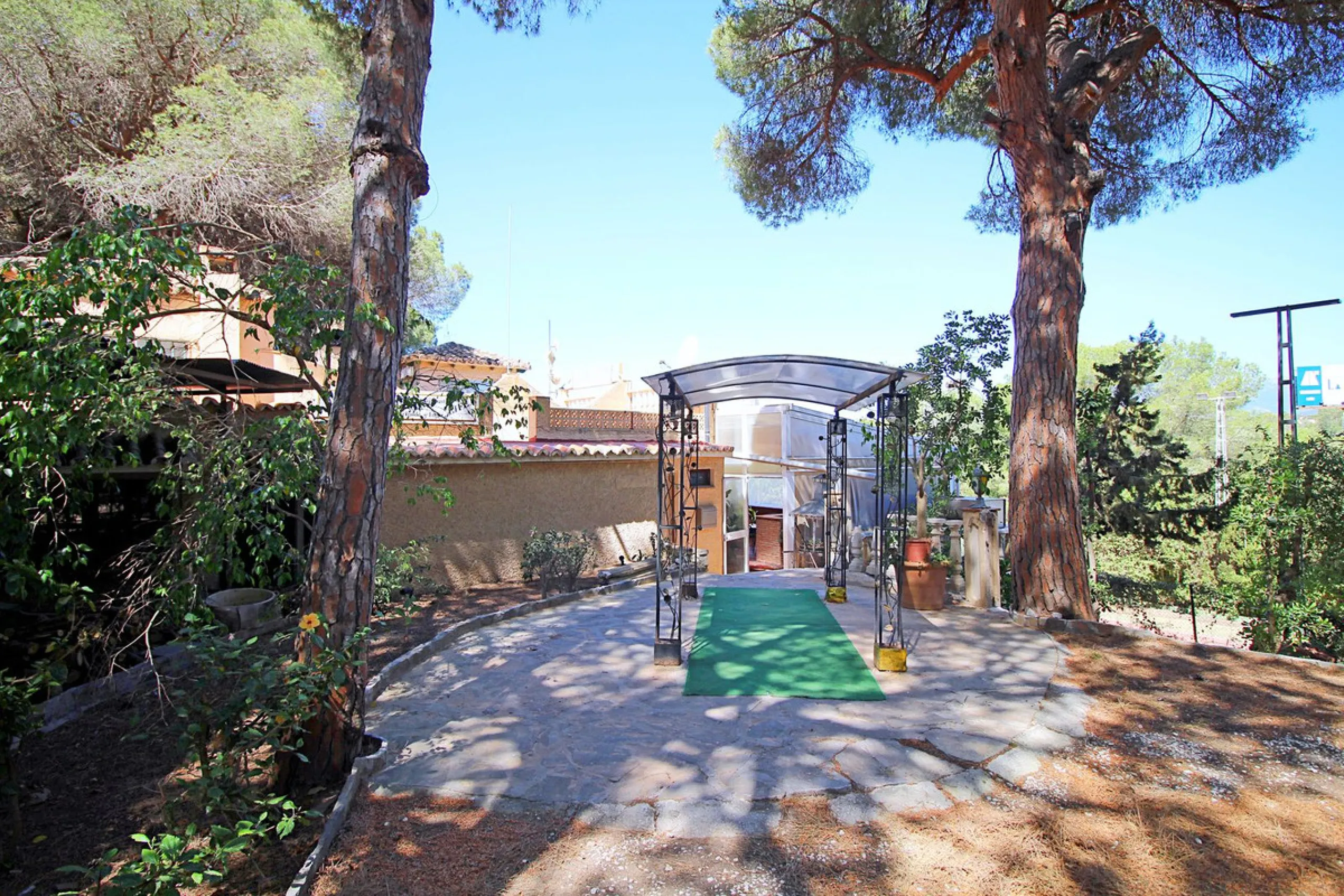 Commercial - Bar в продаже в Marbella, Málaga. Площадь дома 320 м². Площадь участка 2100 м²