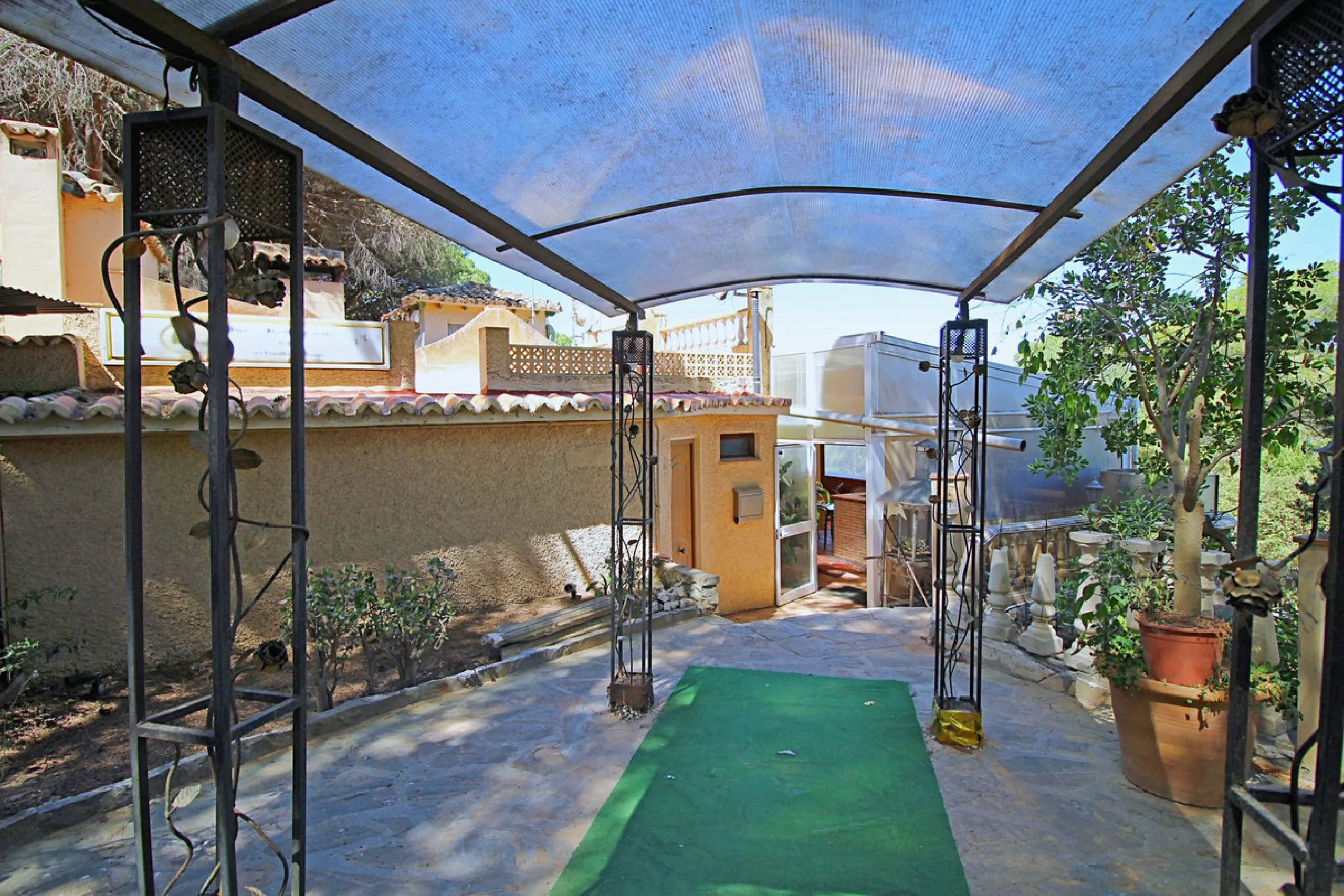 Commercial - Bar в продаже в Marbella, Málaga. Площадь дома 320 м². Площадь участка 2100 м²