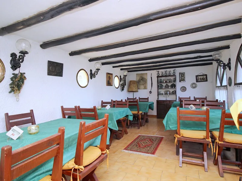 Commercial - Bar в продаже в Marbella, Málaga. Площадь дома 320 м². Площадь участка 2100 м²