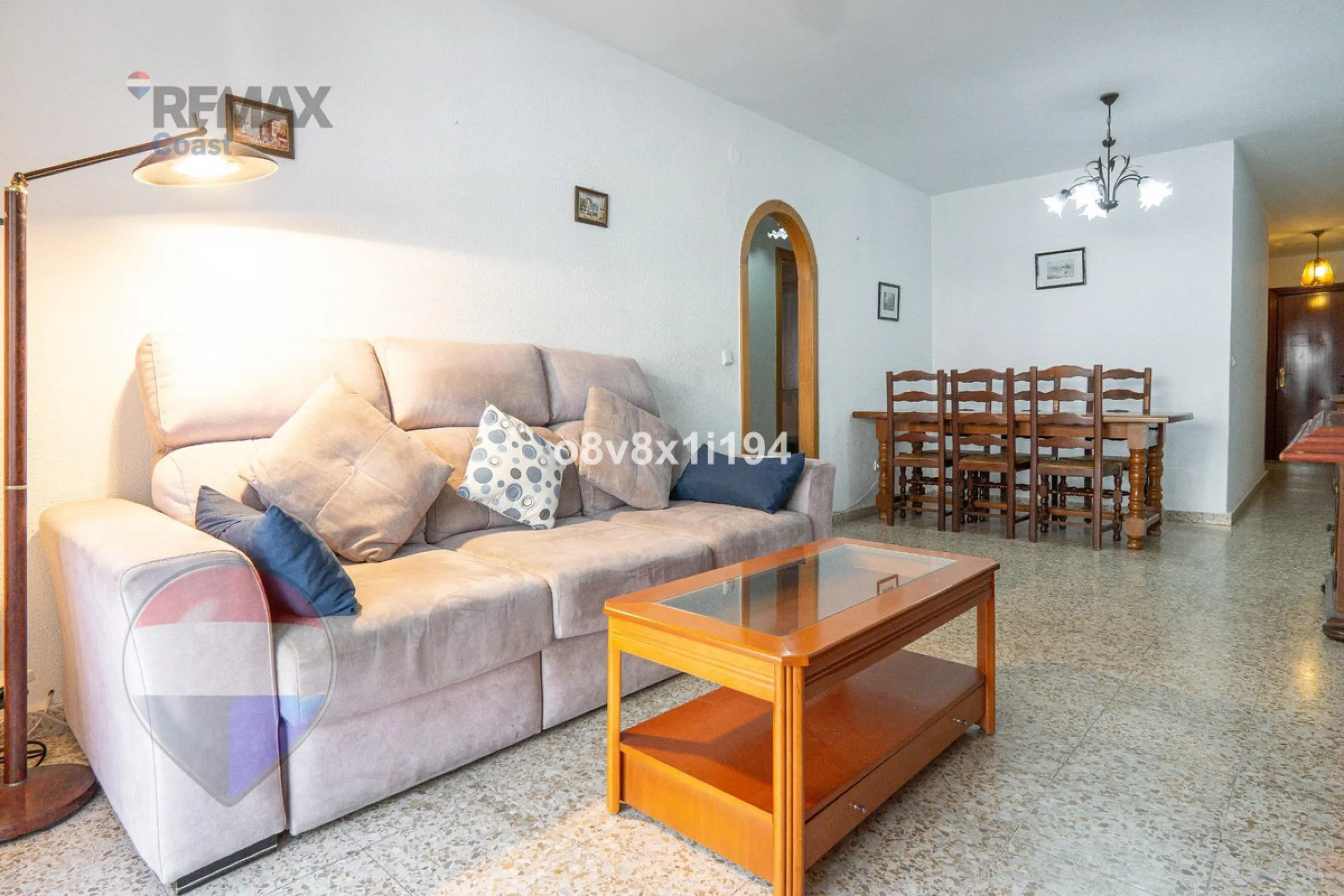 We present an exceptional opportunity to acquire an apartment in the highly sought-after area of Princesa Huelin, just 680 meters from the beach.