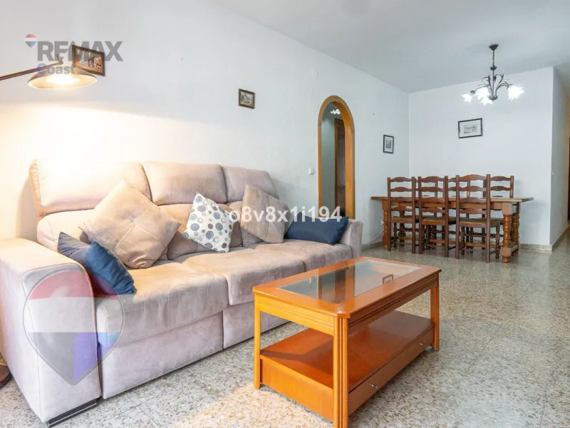 We present an exceptional opportunity to acquire an apartment in the highly sought-after area of Princesa Huelin, just 680 meters from the beach.