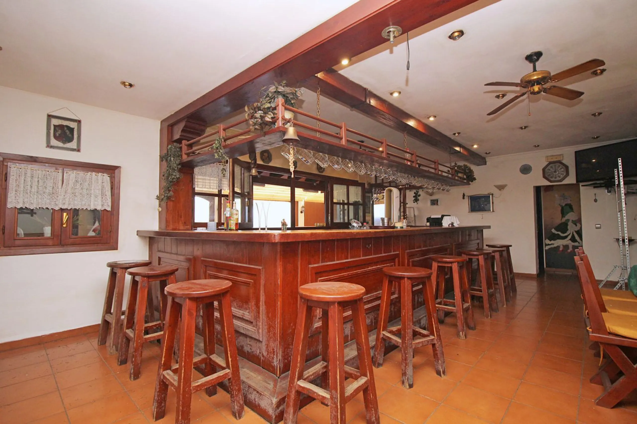 Commercial - Bar в продаже в Marbella, Málaga. Площадь дома 320 м². Площадь участка 2100 м²