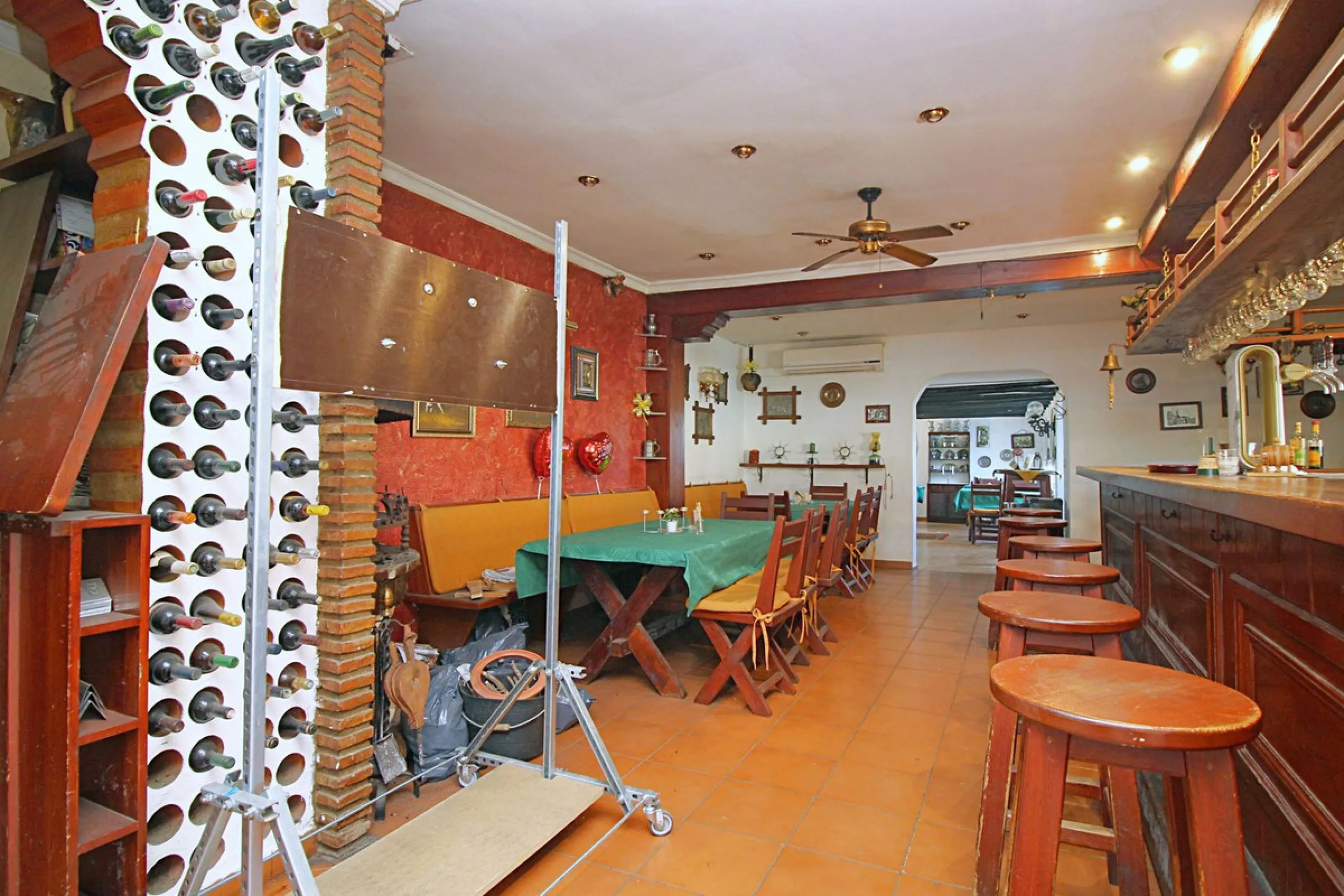 Commercial - Bar в продаже в Marbella, Málaga. Площадь дома 320 м². Площадь участка 2100 м²
