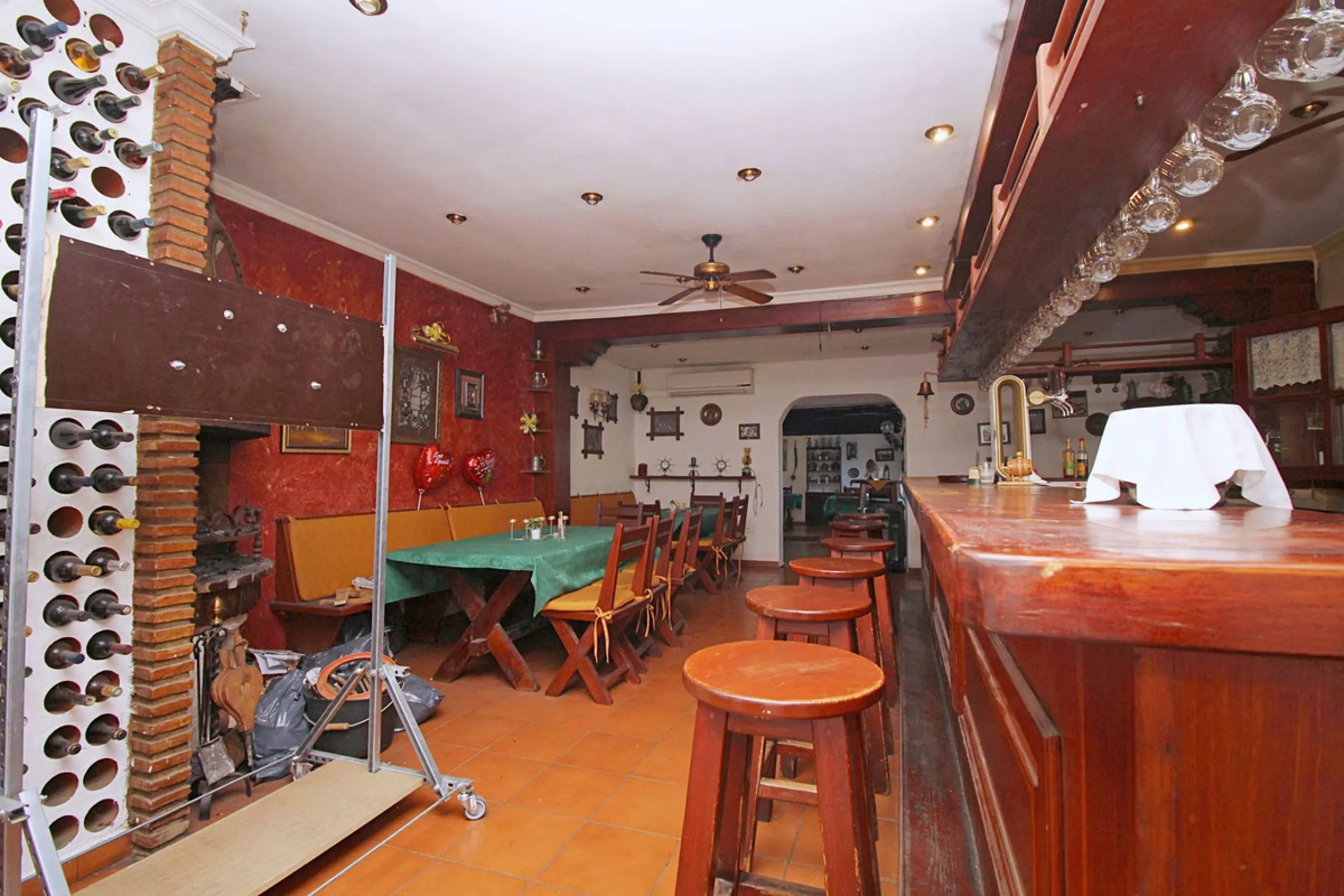 Commercial - Bar в продаже в Marbella, Málaga. Площадь дома 320 м². Площадь участка 2100 м²