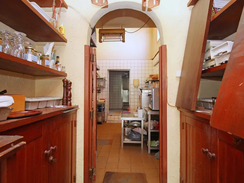 Commercial - Bar в продаже в Marbella, Málaga. Площадь дома 320 м². Площадь участка 2100 м²