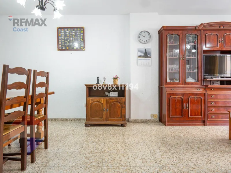 We present an exceptional opportunity to acquire an apartment in the highly sought-after area of Princesa Huelin, just 680 meters from the beach.
