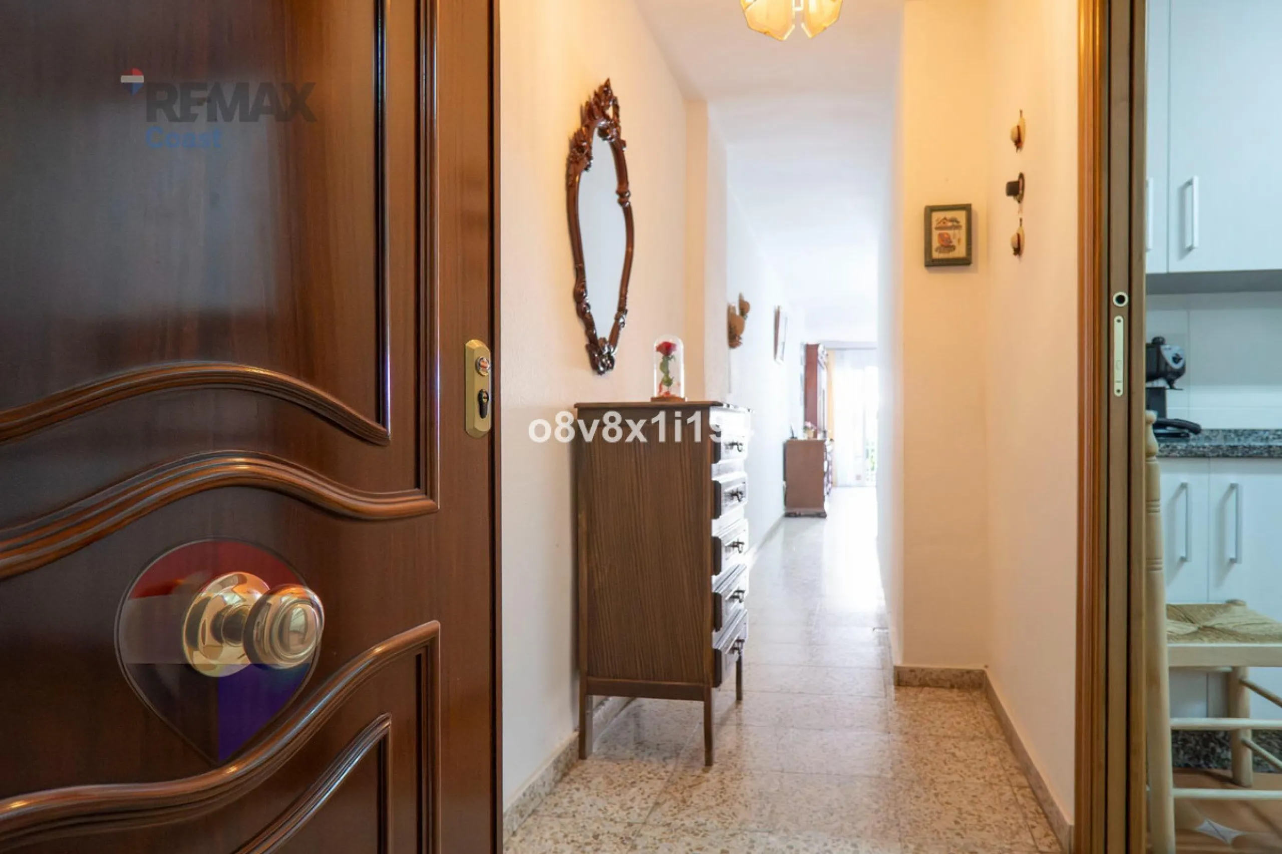We present an exceptional opportunity to acquire an apartment in the highly sought-after area of Princesa Huelin, just 680 meters from the beach.