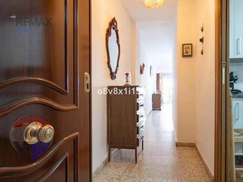 We present an exceptional opportunity to acquire an apartment in the highly sought-after area of Princesa Huelin, just 680 meters from the beach.