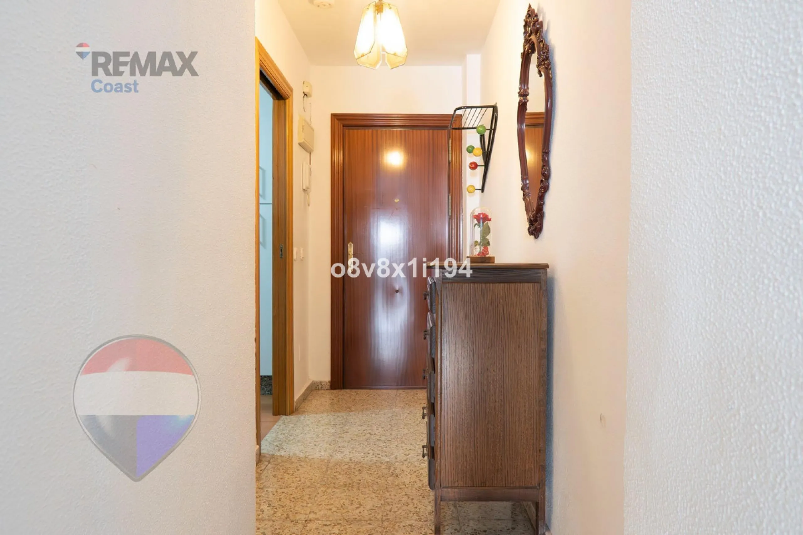 We present an exceptional opportunity to acquire an apartment in the highly sought-after area of Princesa Huelin, just 680 meters from the beach.