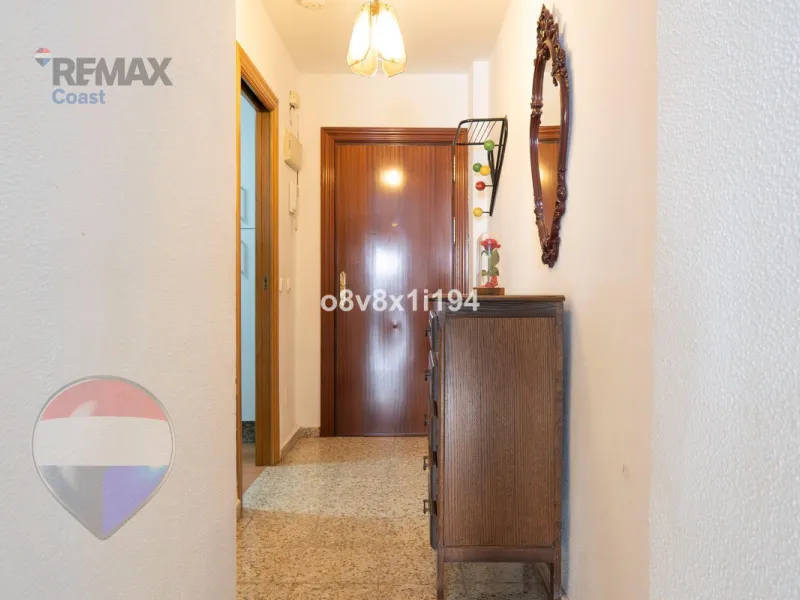 We present an exceptional opportunity to acquire an apartment in the highly sought-after area of Princesa Huelin, just 680 meters from the beach.