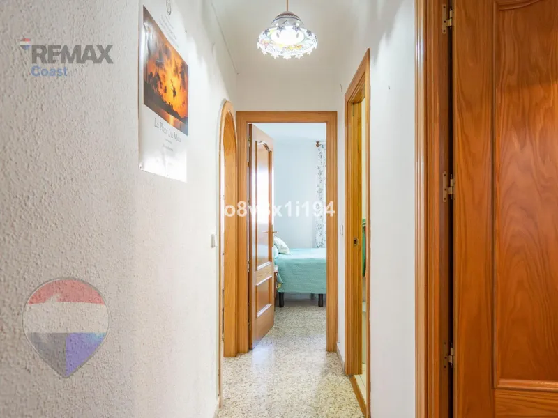 We present an exceptional opportunity to acquire an apartment in the highly sought-after area of Princesa Huelin, just 680 meters from the beach.