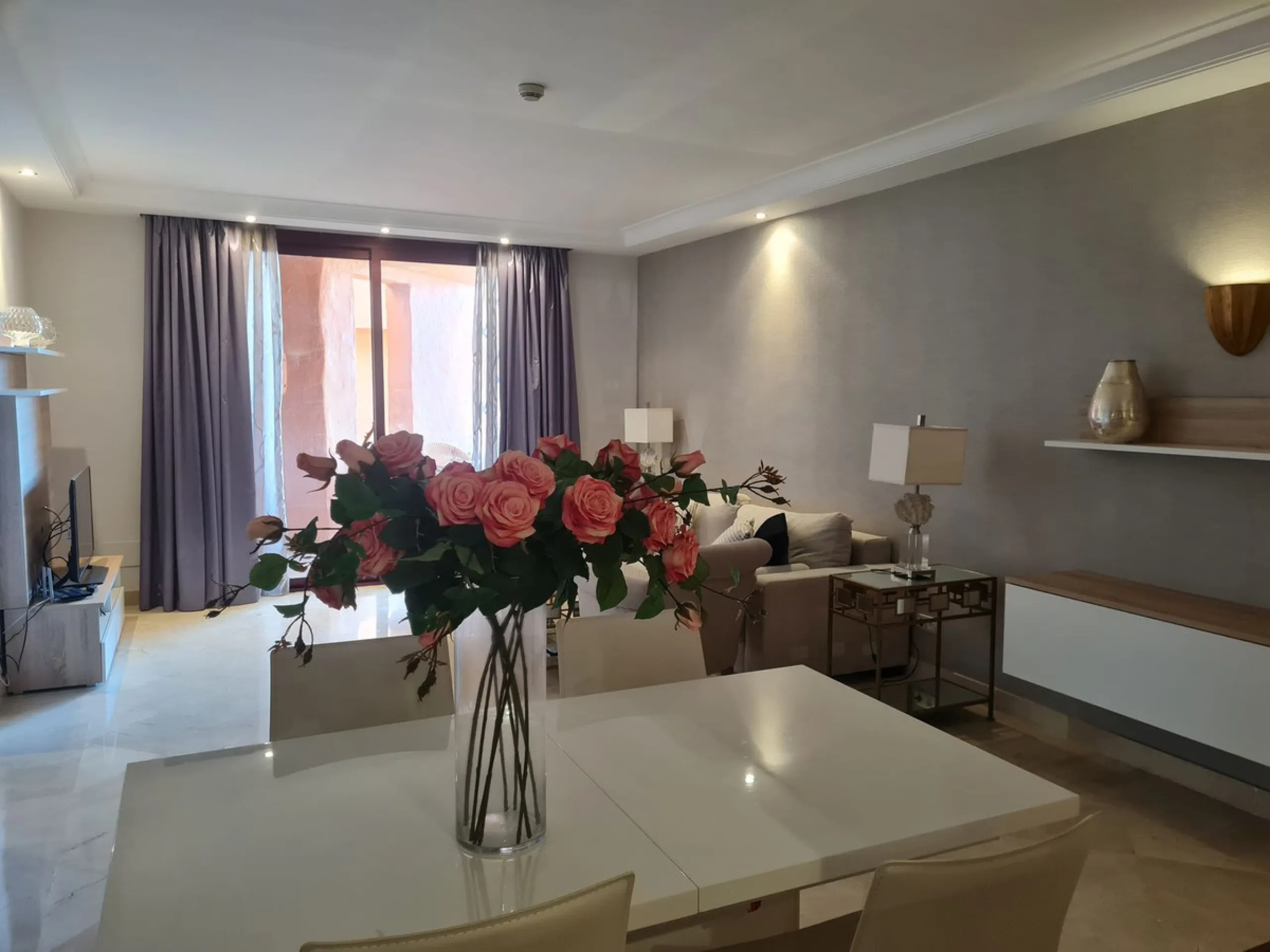 Exceptional Upper floor apartment located in the private wing of suites in the prestigious Hotel Kempinski with stunning views to Africa and Gibraltar.