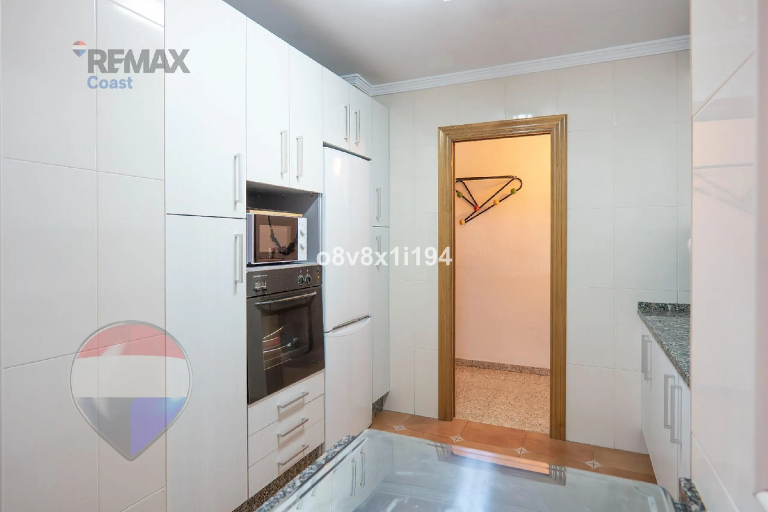 We present an exceptional opportunity to acquire an apartment in the highly sought-after area of Princesa Huelin, just 680 meters from the beach.