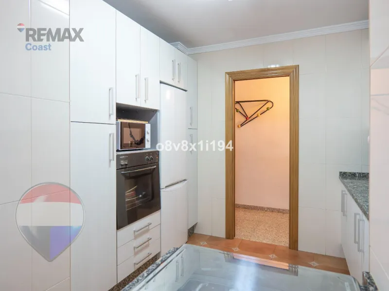 We present an exceptional opportunity to acquire an apartment in the highly sought-after area of Princesa Huelin, just 680 meters from the beach.
