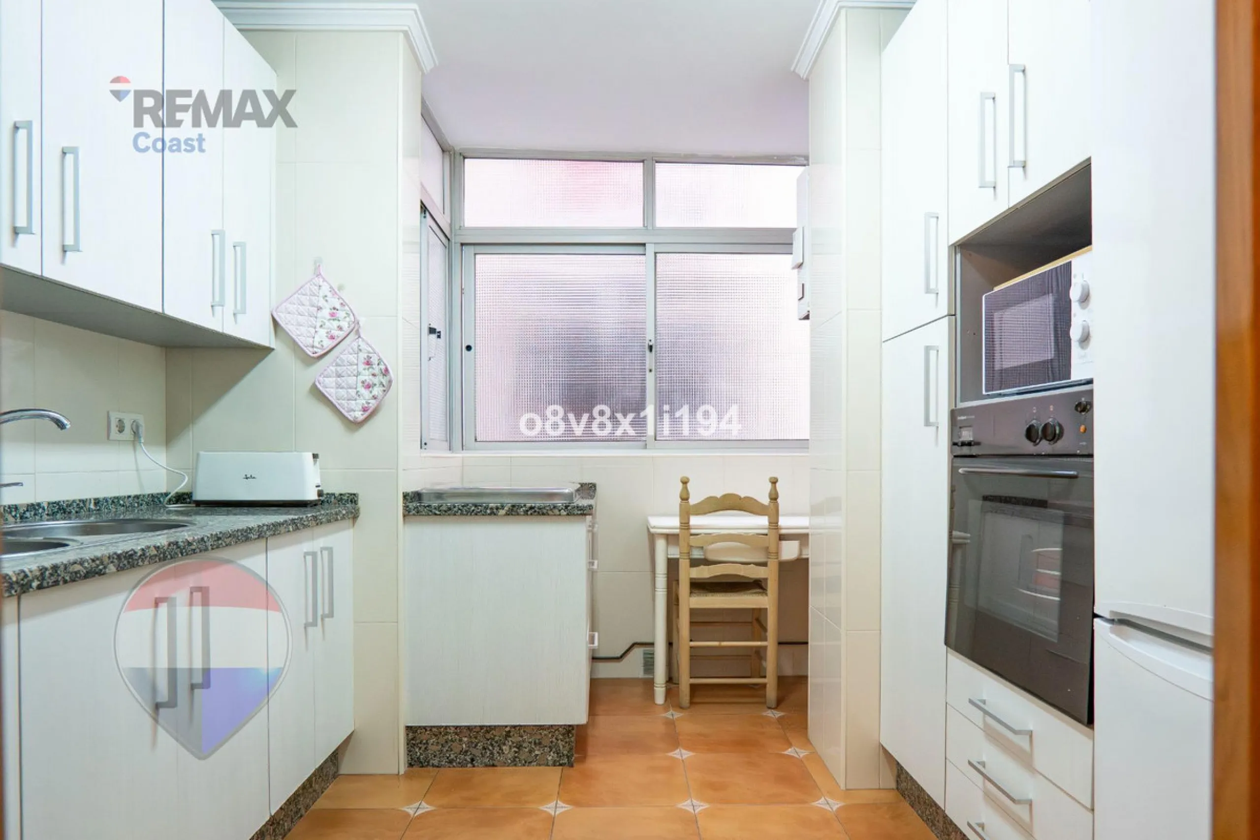 We present an exceptional opportunity to acquire an apartment in the highly sought-after area of Princesa Huelin, just 680 meters from the beach.