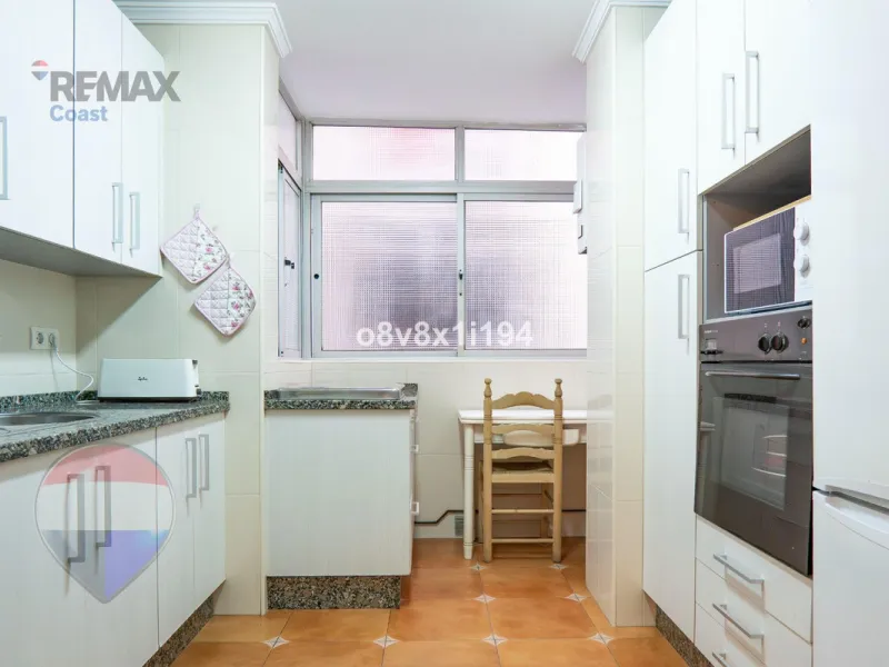 We present an exceptional opportunity to acquire an apartment in the highly sought-after area of Princesa Huelin, just 680 meters from the beach.