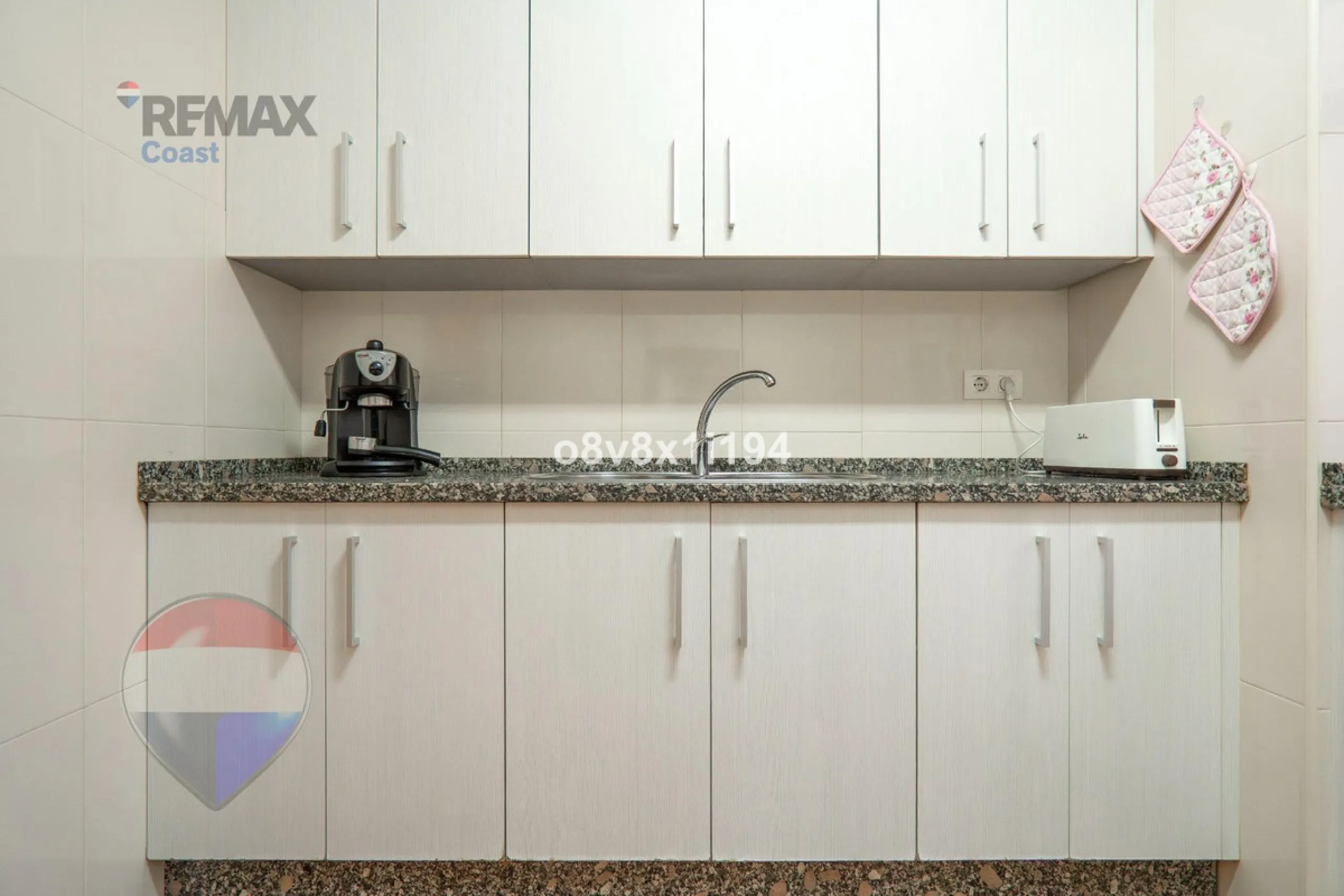 We present an exceptional opportunity to acquire an apartment in the highly sought-after area of Princesa Huelin, just 680 meters from the beach.