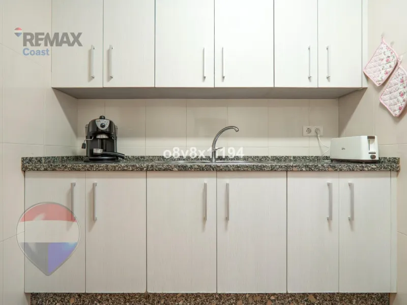 We present an exceptional opportunity to acquire an apartment in the highly sought-after area of Princesa Huelin, just 680 meters from the beach.
