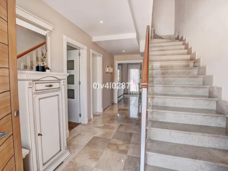 House - Townhouse в продаже в Benalmadena, Málaga. В доме 4 спален и 3 ванных комнат. Площадь дома 290 м²