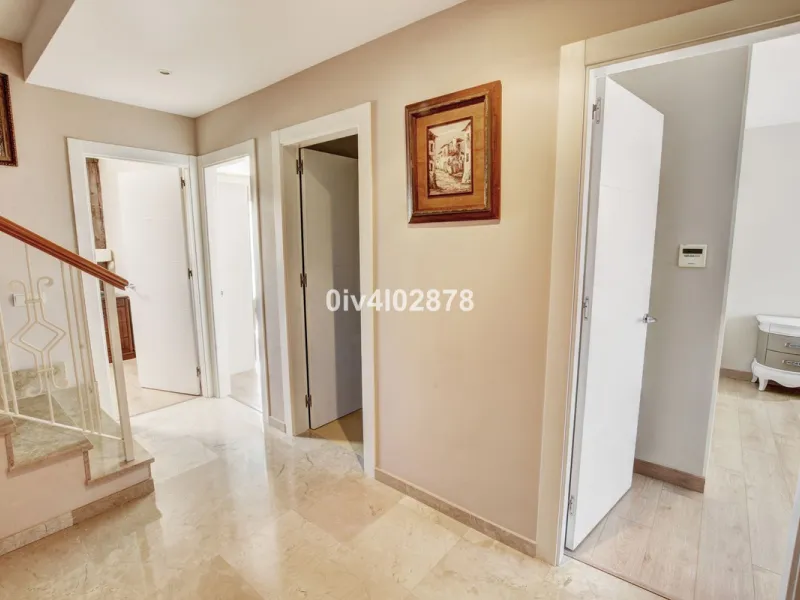 House - Townhouse в продаже в Benalmadena, Málaga. В доме 4 спален и 3 ванных комнат. Площадь дома 290 м²