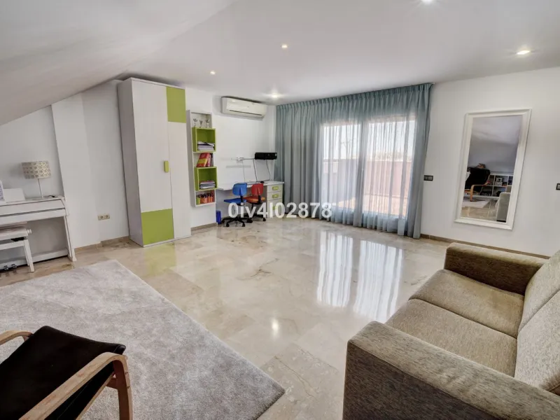 House - Townhouse в продаже в Benalmadena, Málaga. В доме 4 спален и 3 ванных комнат. Площадь дома 290 м²