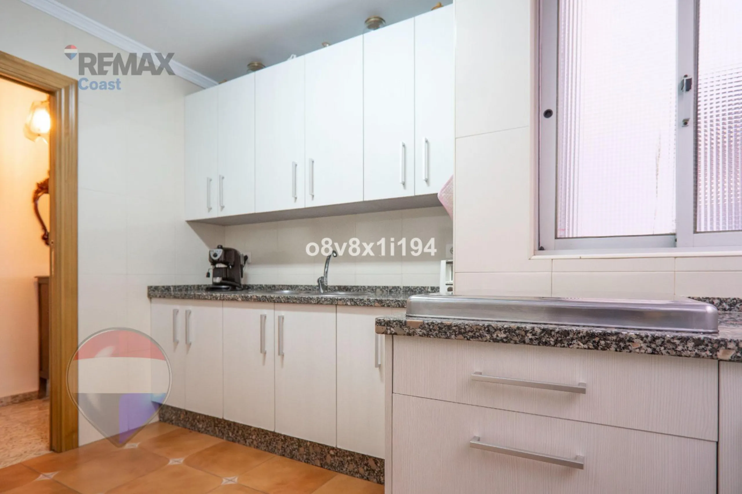 We present an exceptional opportunity to acquire an apartment in the highly sought-after area of Princesa Huelin, just 680 meters from the beach.