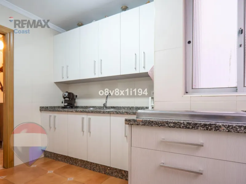 We present an exceptional opportunity to acquire an apartment in the highly sought-after area of Princesa Huelin, just 680 meters from the beach.